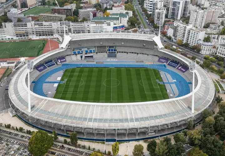 Stadion Stade Charléty w Paryżu z lotu ptaka, z boiskiem piłkarskim i bieżnią.