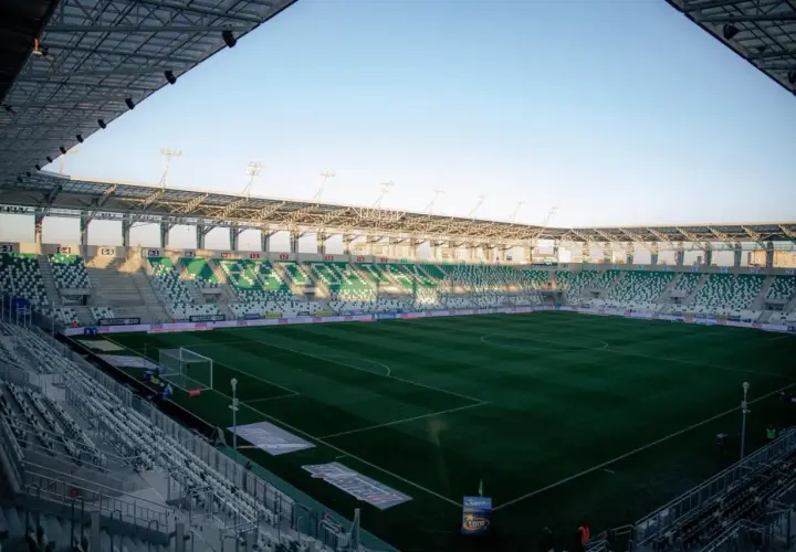 Pusta murawa i zielono-białe trybuny stadionu im. Braci Czachorów czekają na emocje.