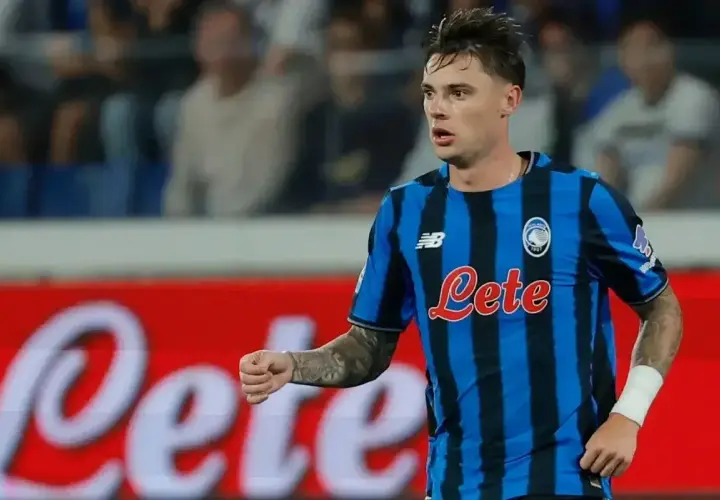 Piłkarz Atalanty w niebiesko-czarnej koszulce z logo "Lete" podczas meczu Atalanta – Udinese.