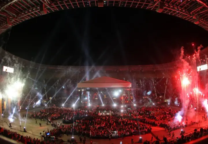 Koncert w Tarczyński Arena. Tłumy ludzi na trybunach i płycie boiska, fajerwerki i światła tworzą niesamowity spektakl. Sektory wypełnione po brzegi.