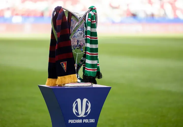 Trofeum Pucharu Polski z szalikami drużyn. Kto zdobędzie ten prestiżowy regionalny puchar polski?