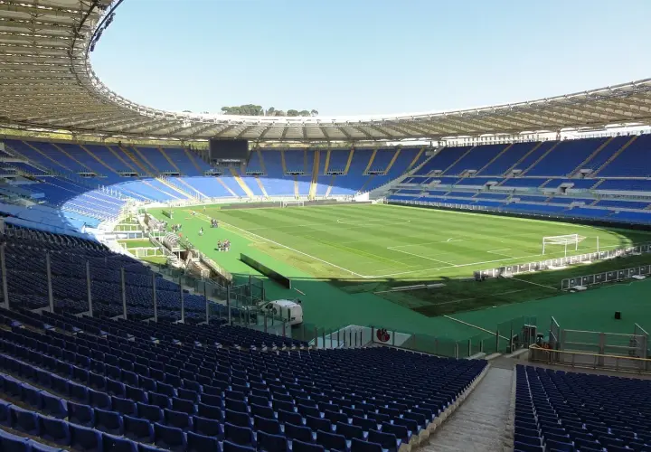 Puste trybuny Stadionu Olimpijskiego w Rzymie, gotowe na mecz AS Roma.
