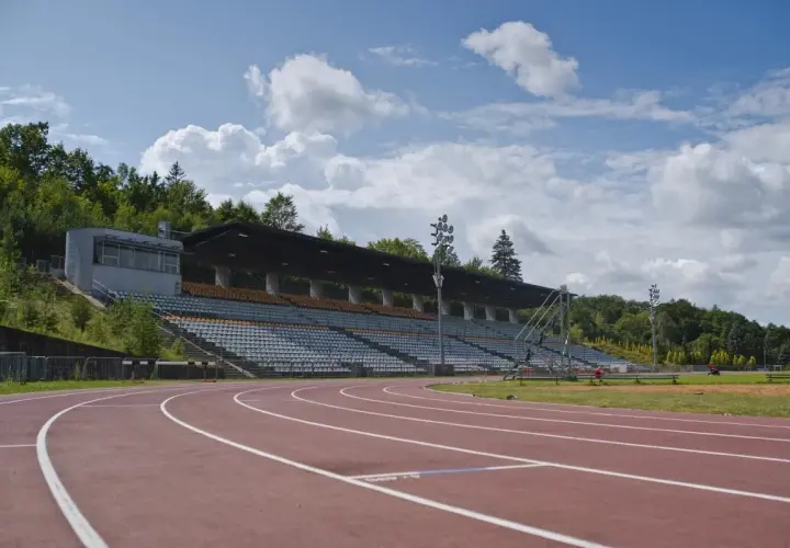Pusta bieżnia i trybuny stadionu 650-lecia w Słupsku czekają na sportowców.