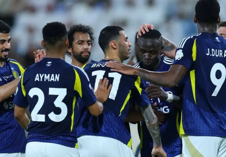 Piłkarze Al-Nassr świętują po meczu. Na koszulkach numery 23 (Ayman), 17 (Bro) i 9 (J. Duran).