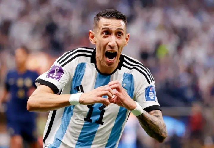 Piłkarz Angel Di Maria w koszulce Argentyny z numerem 11, z wyrazem radości na twarzy, świętuje bramkę.