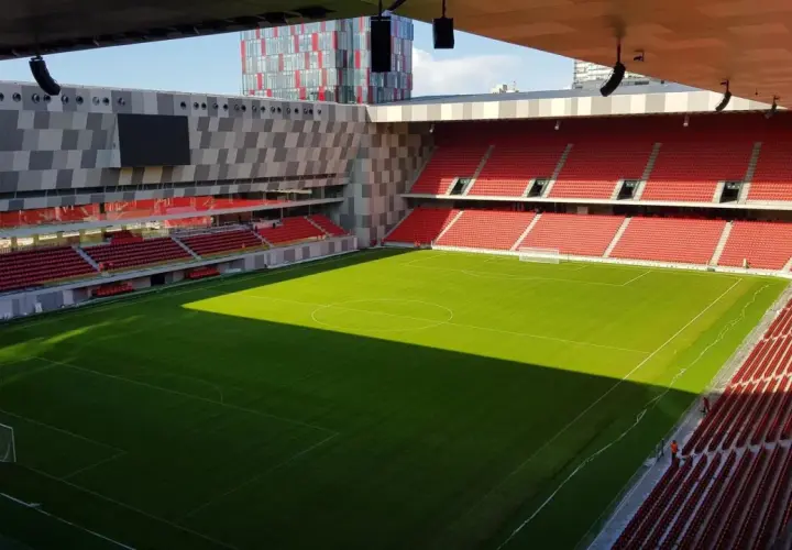 Piękny, zielony stadion w Tiranie, stolicy Albanii. Puste czerwone trybuny czekają na kibiców.