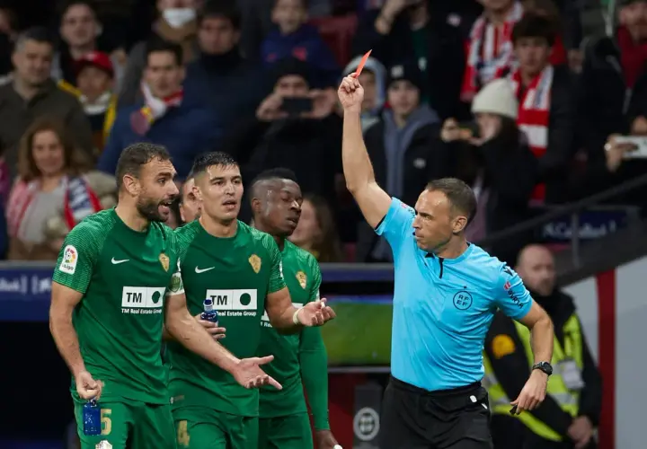 Sędzia pokazuje czerwoną kartkę zawodnikom Elche CF.