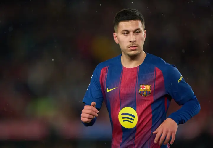 Młody piłkarz Roony Bardghji w koszulce FC Barcelony, z dumą nosi herb klubu.