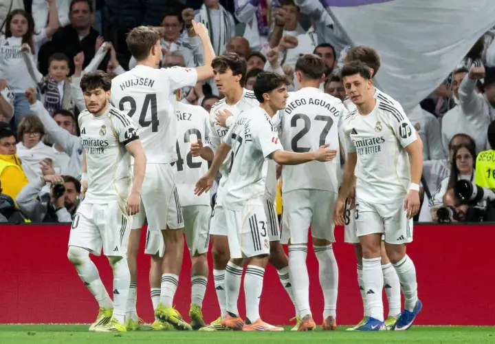 Atlético Madryt – zawodnicy w białych strojach świętują na boisku.