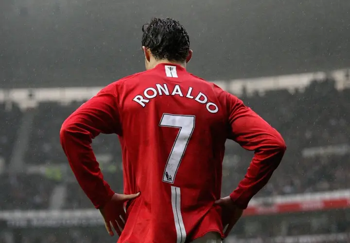 Piłkarz z numerem 7 na plecach, Cristiano Ronaldo, w czerwonej koszulce Manchesteru United.