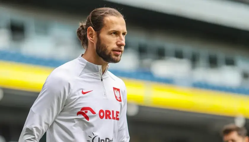 Piłkarz Grzegorz Krychowiak w białej bluzie z orłem. Ile ma lat?