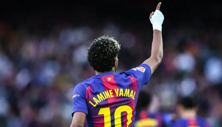 Lamine Yamal, młody talent FC Barcelona B, świętuje bramkę. Jego koszulka z numerem 10 i nazwiskiem jest widoczna.