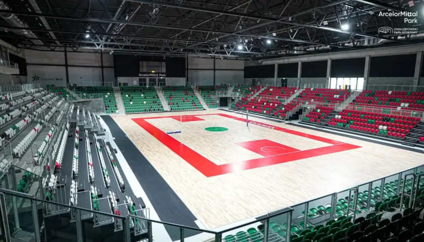 Pusta hala sportowa z parkietem do koszykówki i trybunami w Zagłębiowskim Parku Sportowym.