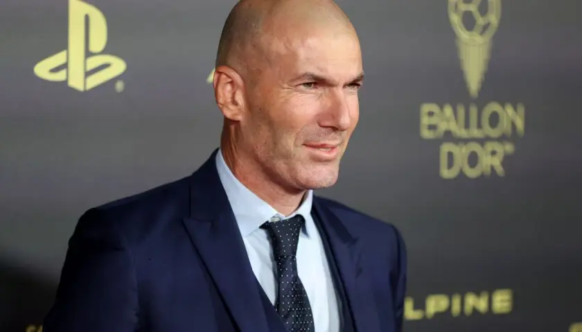 Zinedine Zidane, jeden z najlepszych piłkarzy Francji, w garniturze na gali Ballon d'Or.