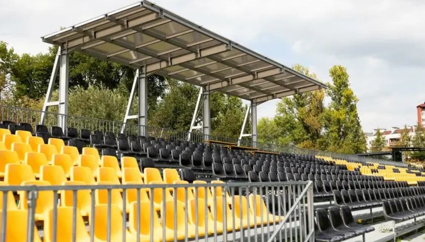 Nowe trybuny stadionu w Krakowie. Projekt uwzględnia żółte i czarne siedzenia pod zadaszeniem.