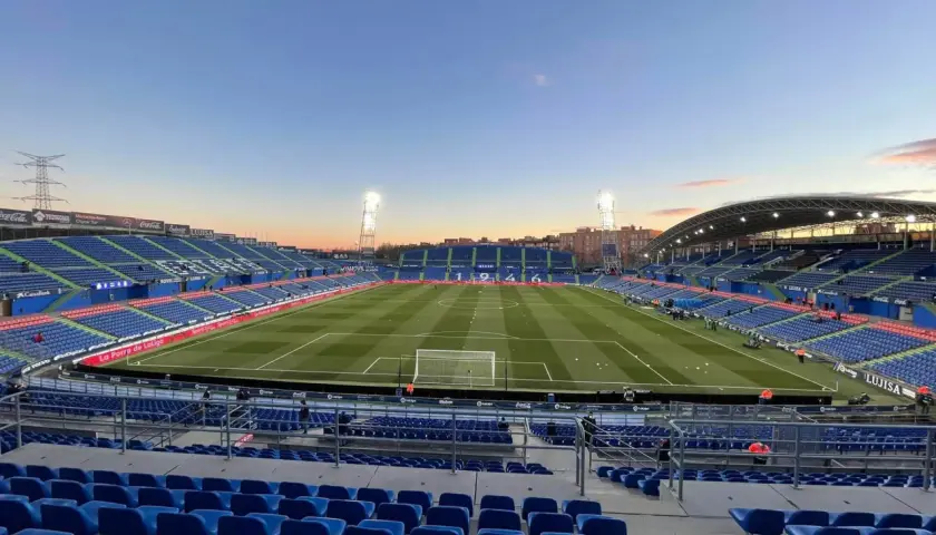 Puste trybuny stadionu Coliseum Alfonso Pérez o zmierzchu, gotowe na mecz.