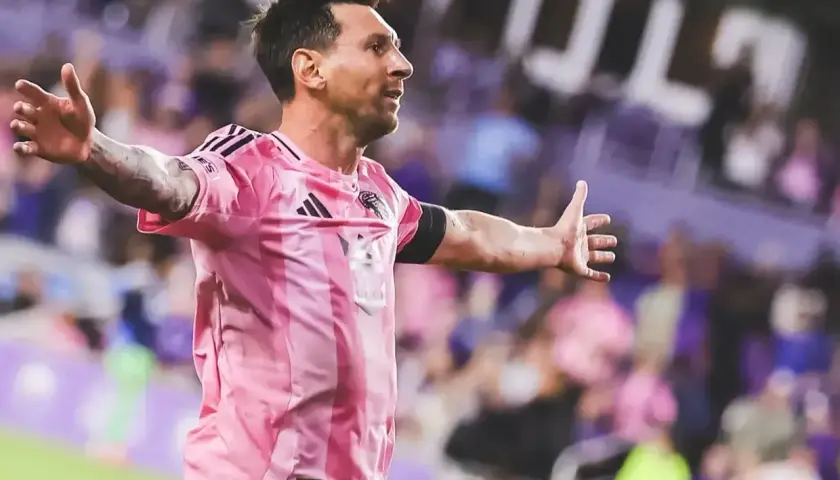 Lionel Messi w różowej koszulce świętuje bramkę. W jakim klubie gra Messi 2024? W Inter Miami CF.