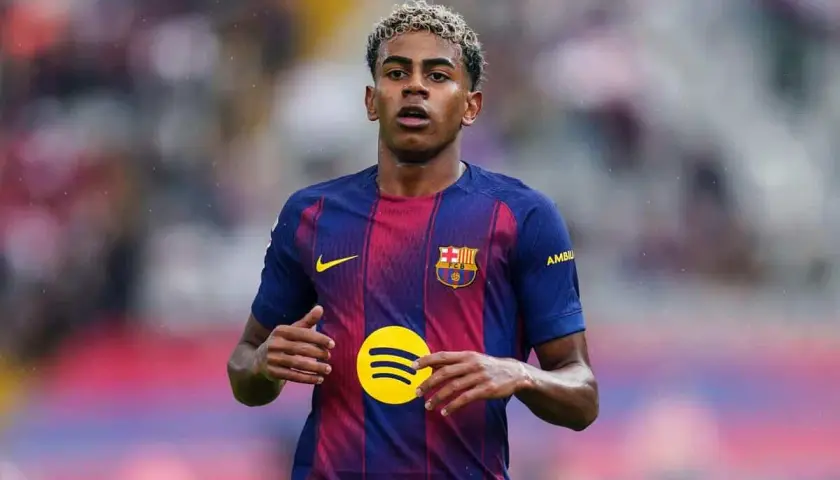 Młody piłkarz FC Barcelony w koszulce z logo Spotify. Zastanawiasz się, ile zarabia Lamine Yamal?
