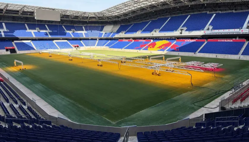 Na murawie Red Bull Arena w Harrison rozstawiono specjalne lampy do pielęgnacji trawy.