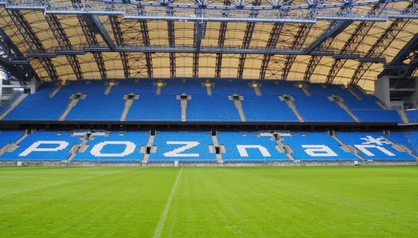 Puste trybuny stadionu Lecha Poznań czekają na emocjonujący mecz.