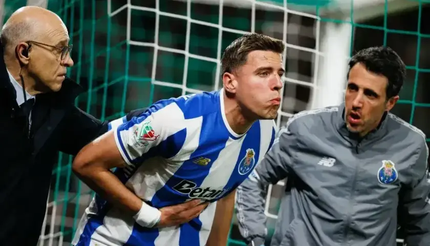 Piłkarz FC Porto, Jan Bednarek, odczuwa ból po kontuzji, wspierany przez sztab medyczny.