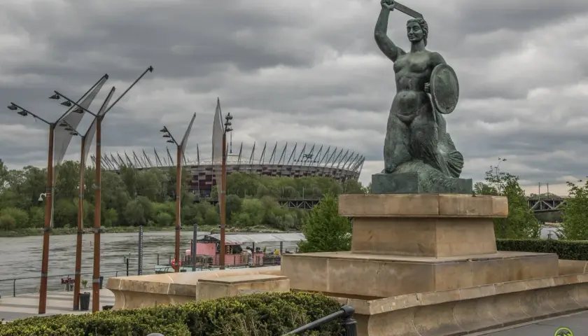 Syrenka Warszawska z tarczą i mieczem, w tle PGE Narodowy.