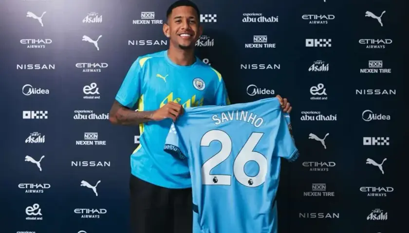 Nowy zawodnik Man City, Savinho, prezentuje koszulkę z numerem 26.