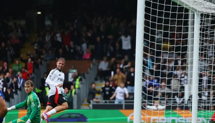 Emile Smith Rowe radośnie świętuje bramkę, podczas gdy bramkarz leży na murawie.