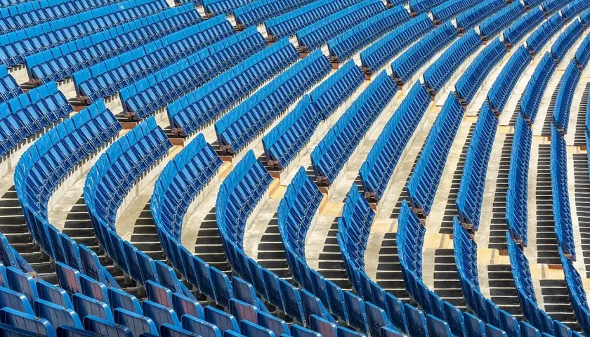 Puste, niebieskie trybuny stadionu. Zastanawiasz się, czy na stadion można wnieść jedzenie?