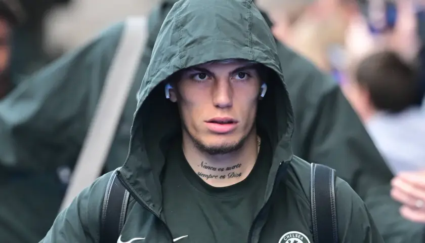 Młody piłkarz Alejandro Garnacho w kapturze, z tatuażem na szyi, słuchawkami w uszach, w drodze na mecz.