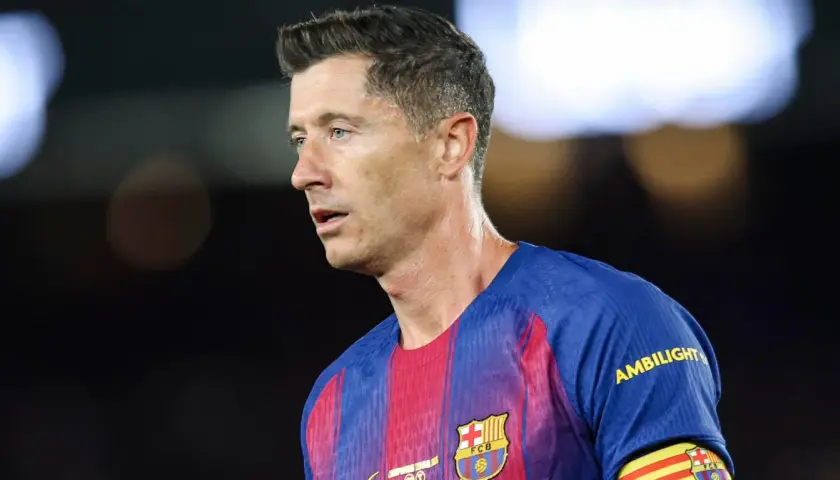 Robert Lewandowski, znany z gry na pozycji napastnika, w koszulce FC Barcelony.