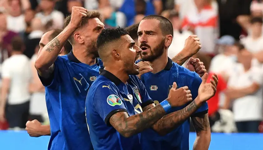 Piłkarze Włoch świętują po jednym z emocjonujących **euro 2020 mecze**.
