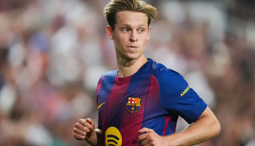 Frenkie de Jong w koszulce FC Barcelony, zamyślony, być może po kontuzji.