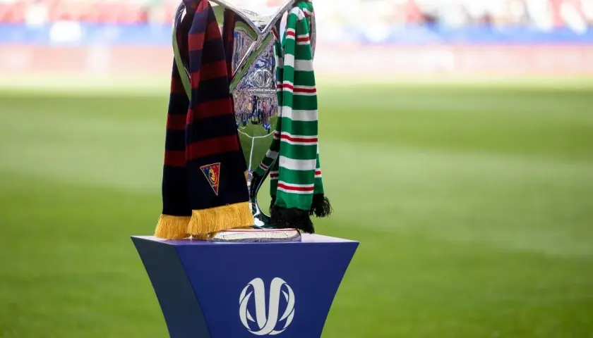 Trofeum Pucharu Polski z szalikami drużyn. Czekamy na losowanie!
