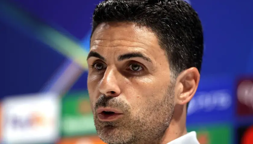 Mikel Arteta, trener Arsenalu, w skupieniu. Jego zawodnicy, Arsenal F.C., liczą na jego mądre decyzje.