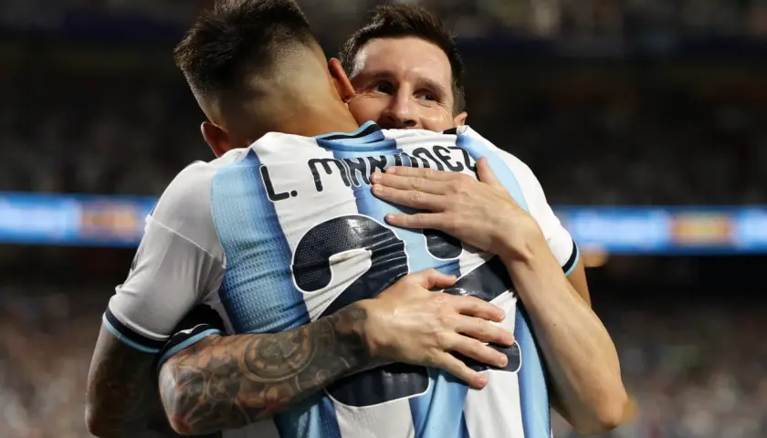Radość po wygranej na mistrzostwach świata Argentyna. Messi obejmuje kolegę z drużyny.