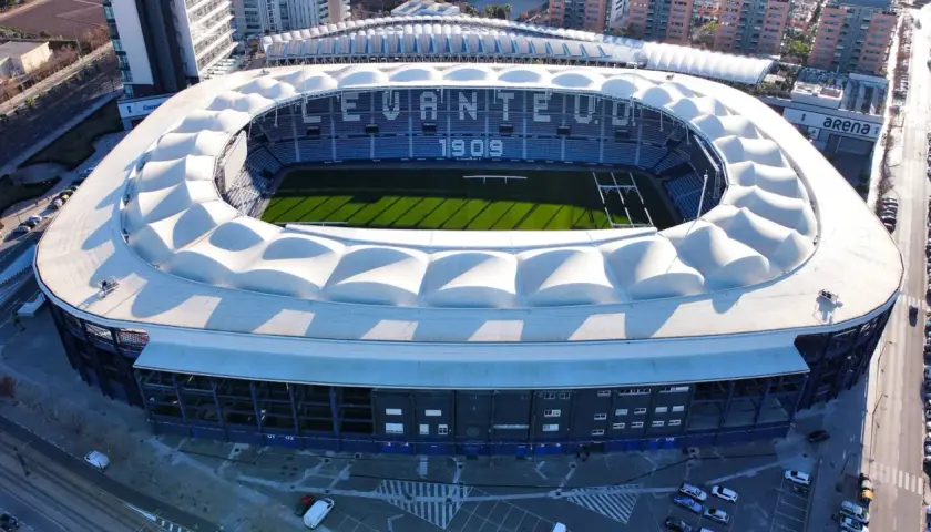 Estadi Ciutat de València, dom Levante U.D. z 1909, z zieloną murawą i białym, falistym dachem.