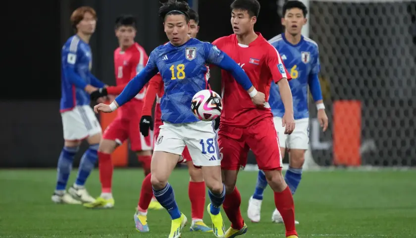 Piłkarze Japonii i Korea Północna w akcji podczas meczu.