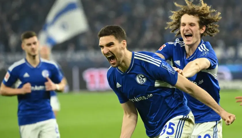 Piłkarze Schalke 04 świętują zwycięstwo nad Herthą. S04 w niebieskich strojach cieszą się z gola.