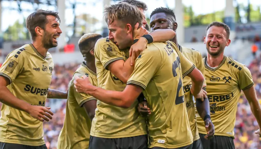 Radość zawodników Girona FC po zdobytej bramce. Piłkarze w złotych koszulkach świętują razem.