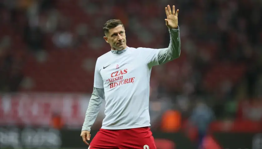 Zbigniew Robert Lewandowski w koszulce z napisem "Czas na naszą historię" pozdrawia kibiców.