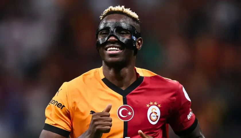 Piłkarz Galatasaray w masce ochronnej, gotowy na mecz z Liverpoolem.