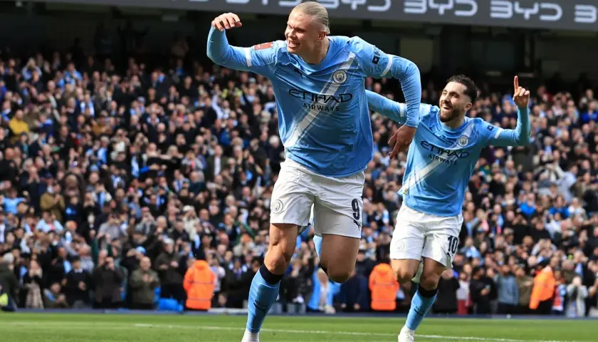 Erling Haaland i Riyad Mahrez z Manchesteru City świętują bramkę w meczu przeciwko Chelsea.