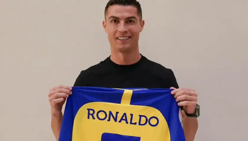 Cristiano Ronaldo prezentuje nową koszulkę. Zobacz, gdzie gra teraz słynny piłkarz!