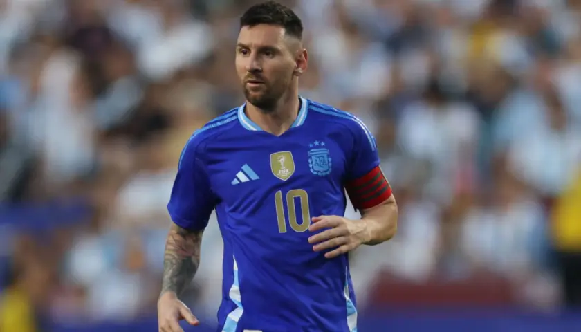 Messi w błękitnej koszulce Argentyny z numerem 10, gotowy do gry w Copa América.