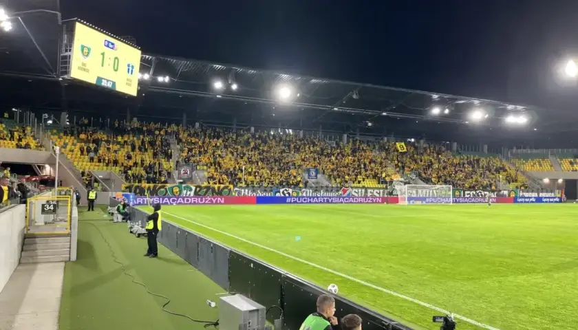 Stadion podczas meczu GKS Katowice – Wisła Płock. Wynik 1:0 dla gospodarzy. Tłumy kibiców na trybunach.