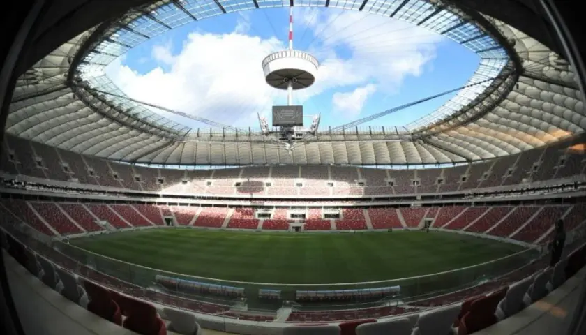 Widok na murawę i trybuny stadionu narodowego z otwartym dachem.