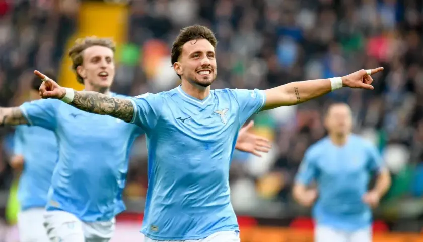 Piłkarz Lazio cieszy się z bramki przeciwko Udinese, z kolegami z drużyny w tle.