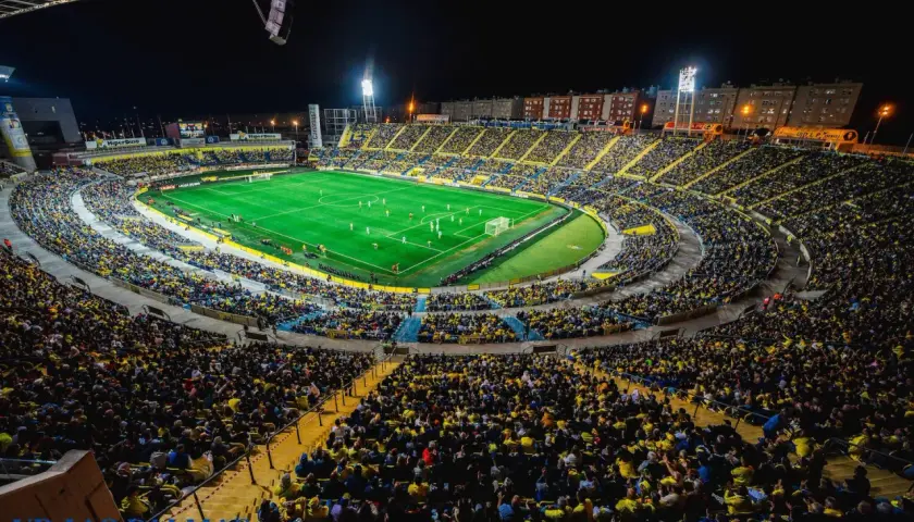 Nocny mecz na Estadio Gran Canaria, wypełnionym po brzegi kibicami w żółtych barwach.