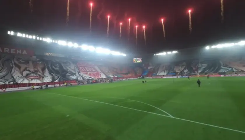 Piękna oprawa meczu SK Slavia Praga: fajerwerki nad stadionem i ogromny mural z podobiznami legend klubu.
